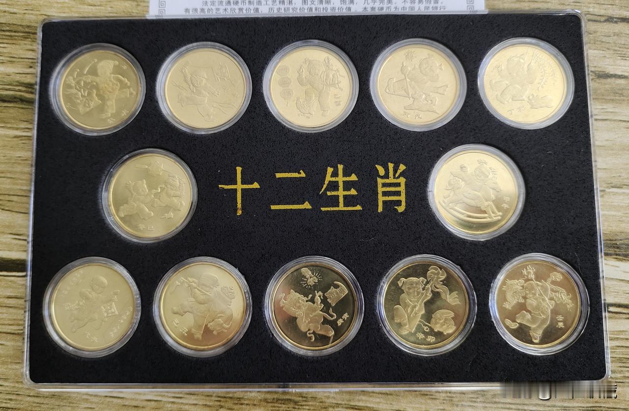 第一轮生肖纪念币为什么会出现暴跌，准确讲不能称为暴跌，应该是持续性下跌，从最高峰