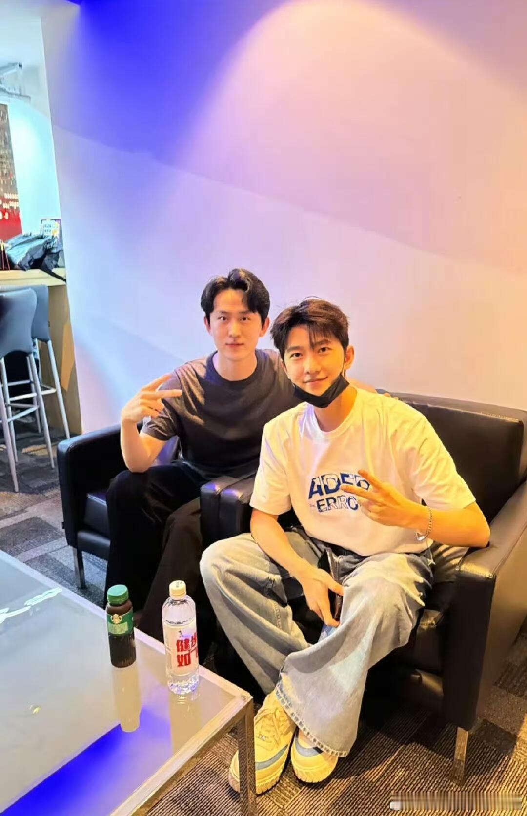杨洋看王力宏演唱会杨洋也去看王力宏演唱会了，清清爽爽的白衣男大。杨洋去看王力宏演