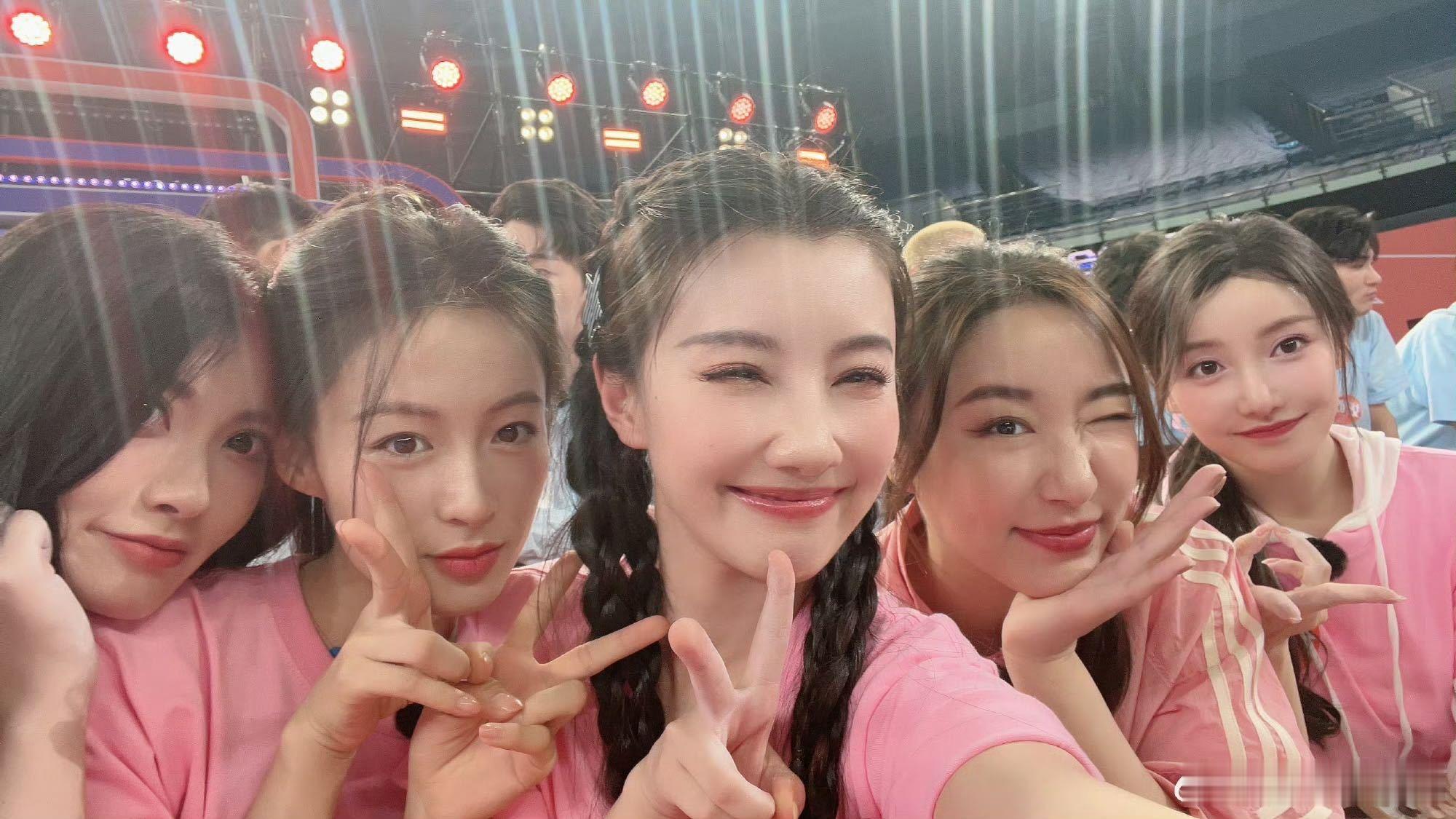 在新一季的超新星运动会里面展现出非凡的体力，尤其是吊环项目更是惊艳众人，也希望她