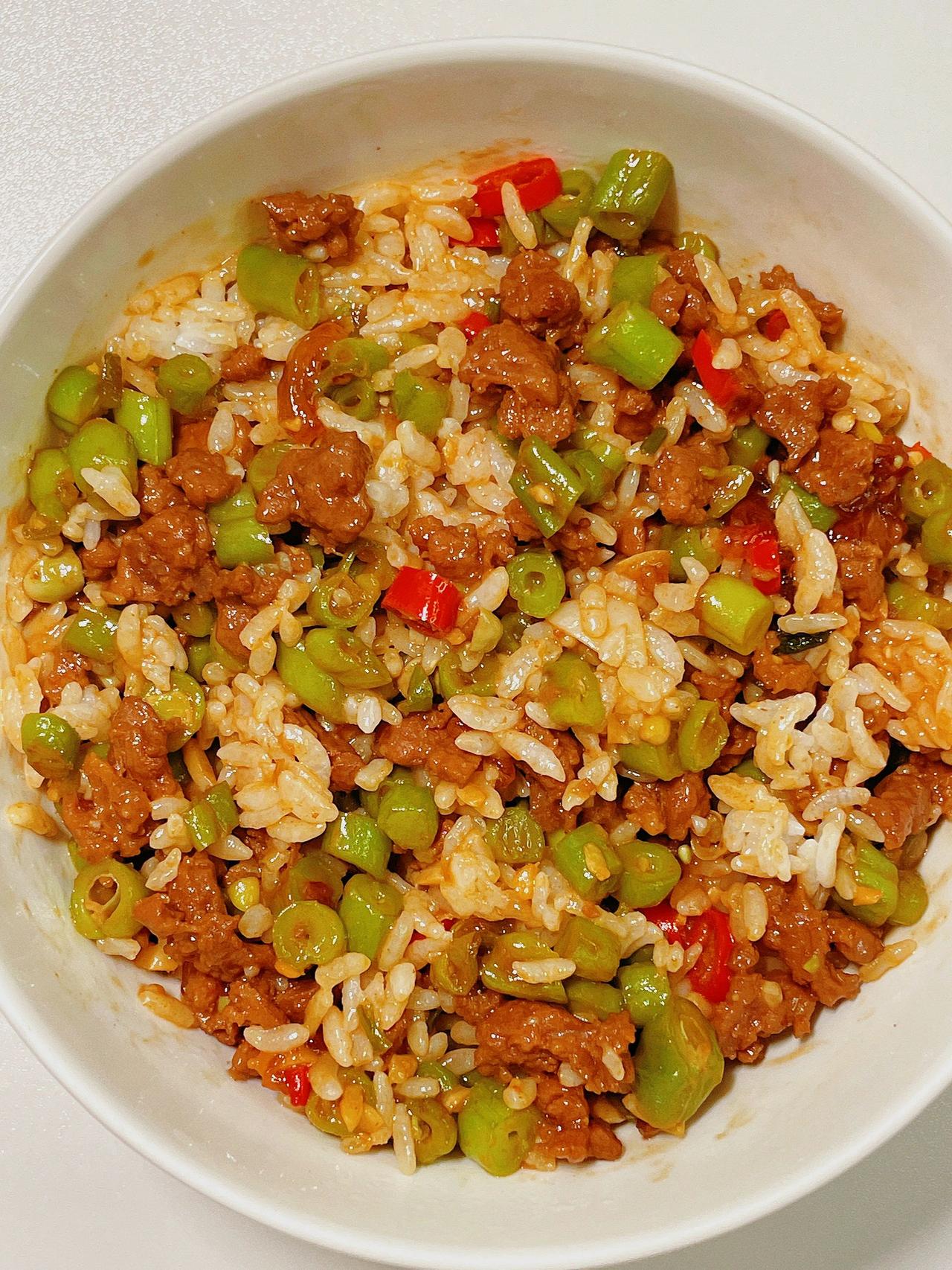 天气炎热吃饭没胃口，今天分享一道豆角牛肉的做法，香辣下饭，好吃到爆
准备食材：豆