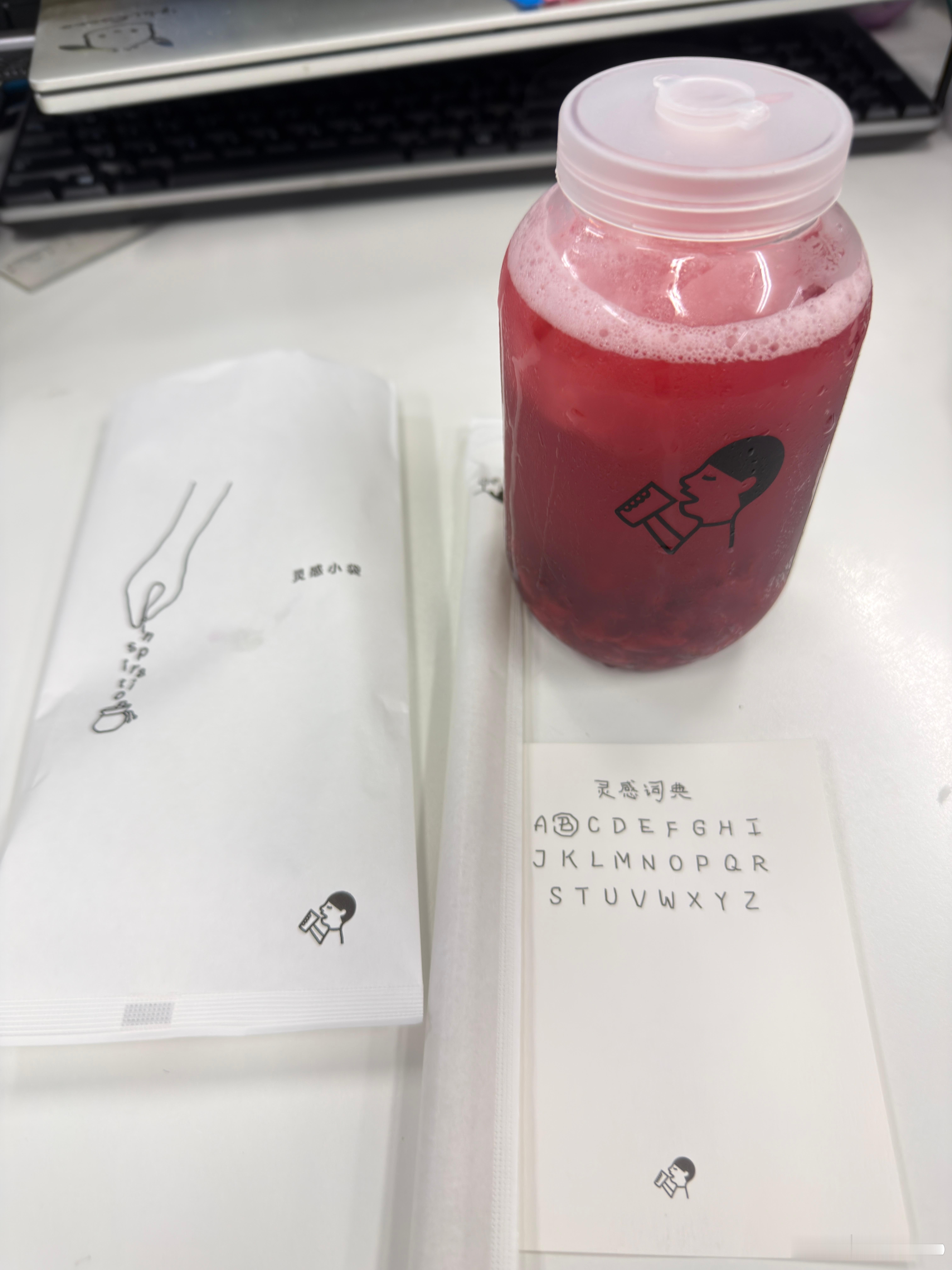 也是吃上喜茶lab的蛋糕了虽然送过来都碰壁上了……但是40块买不了上当吃进去都一