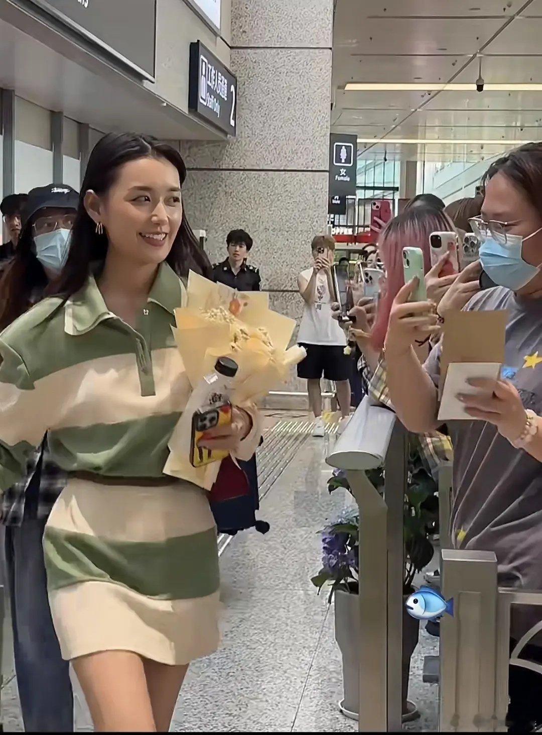 蒋依依我记得很小啊，这看着一张上了年纪的脸 ​​​