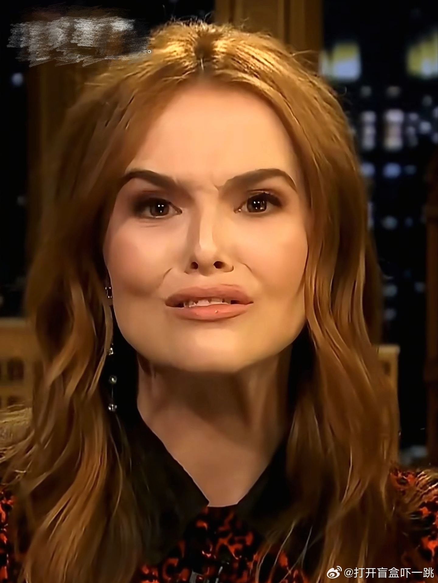 我发现佐伊·达奇这位演员真是有点儿东西啊，她竟然在访谈现场通过调动面部肌肉成功模