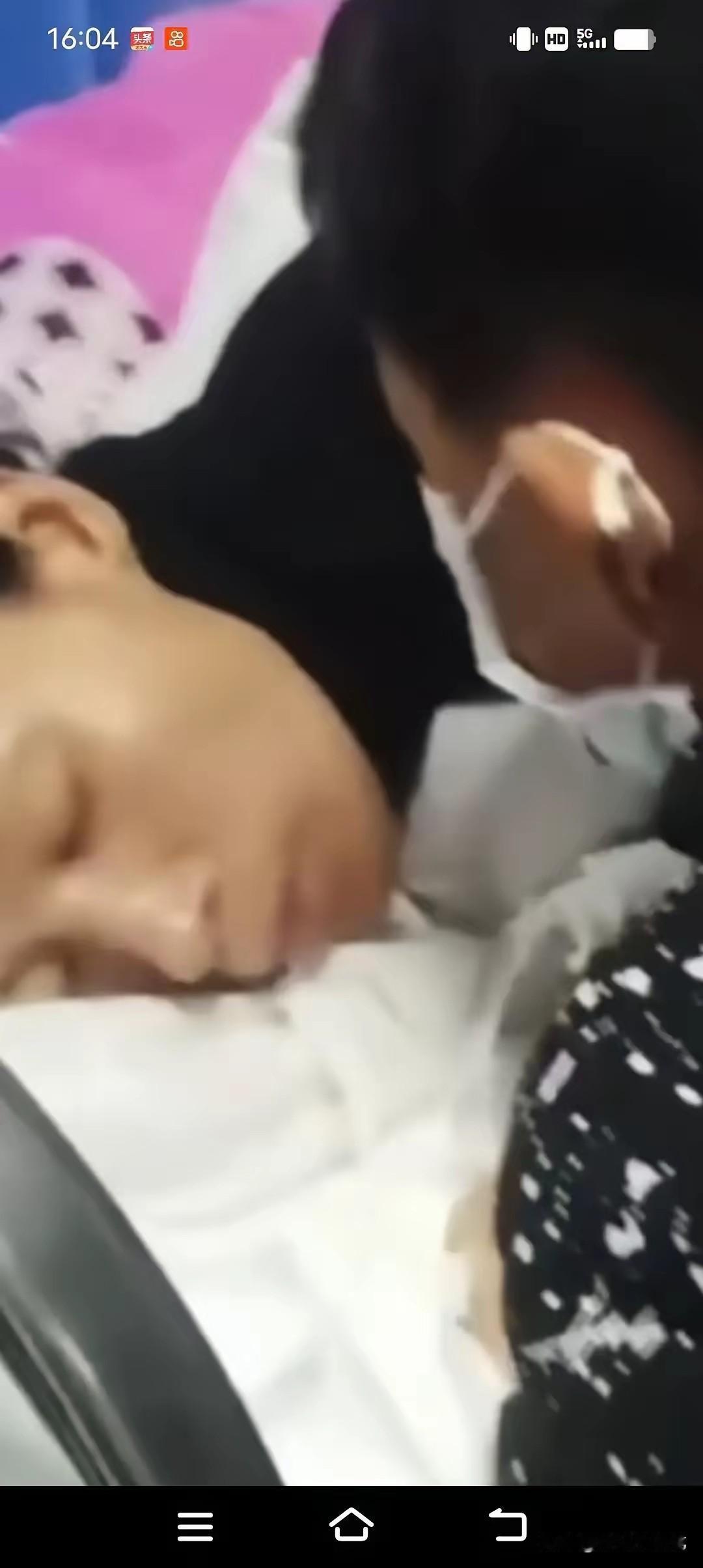 泪目！湖南岳阳医院住院部六楼，11岁男孩跪守病房门口，寸步不离陪伴着癌症晚期转肺