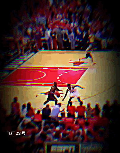 头次见NBA有人从后场开始用一只手挡住别人，另一只手运球，这样运到后场。
詹姆斯
