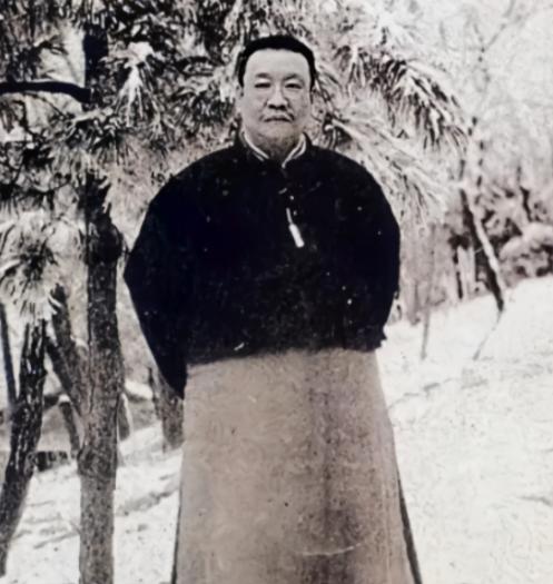 [微风]1879年，浙江巡抚谭钟麟午睡之后，路过通房丫头卧室时与之发生关系。而就