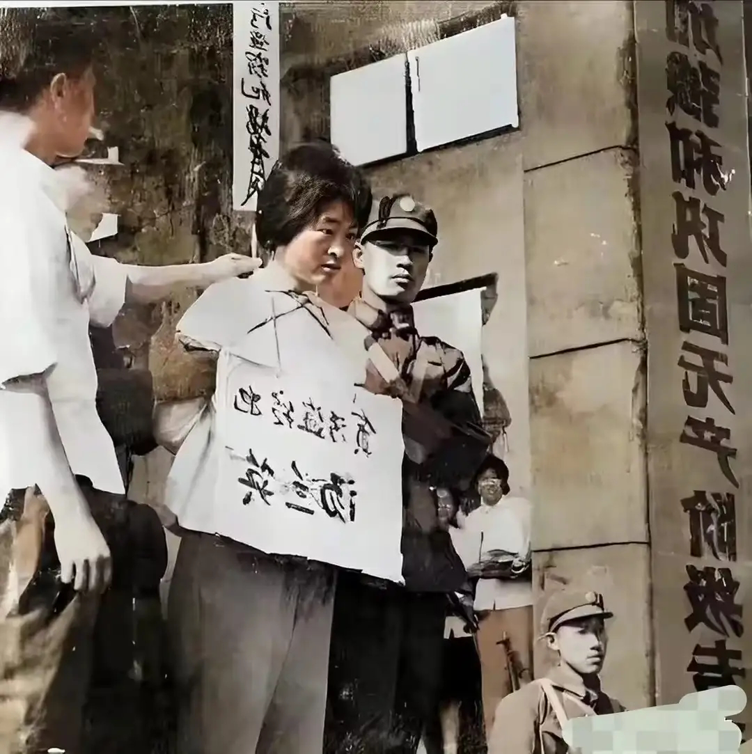 1977年，汤兰英被执行枪决后的一张镜头，她两眼空洞，一脸的绝望 