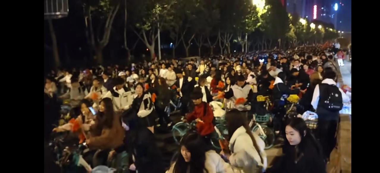 当夜骑开封变成万人跟风，变味了？

夜骑开封变成了万人跟风，变味了，完全变味了。