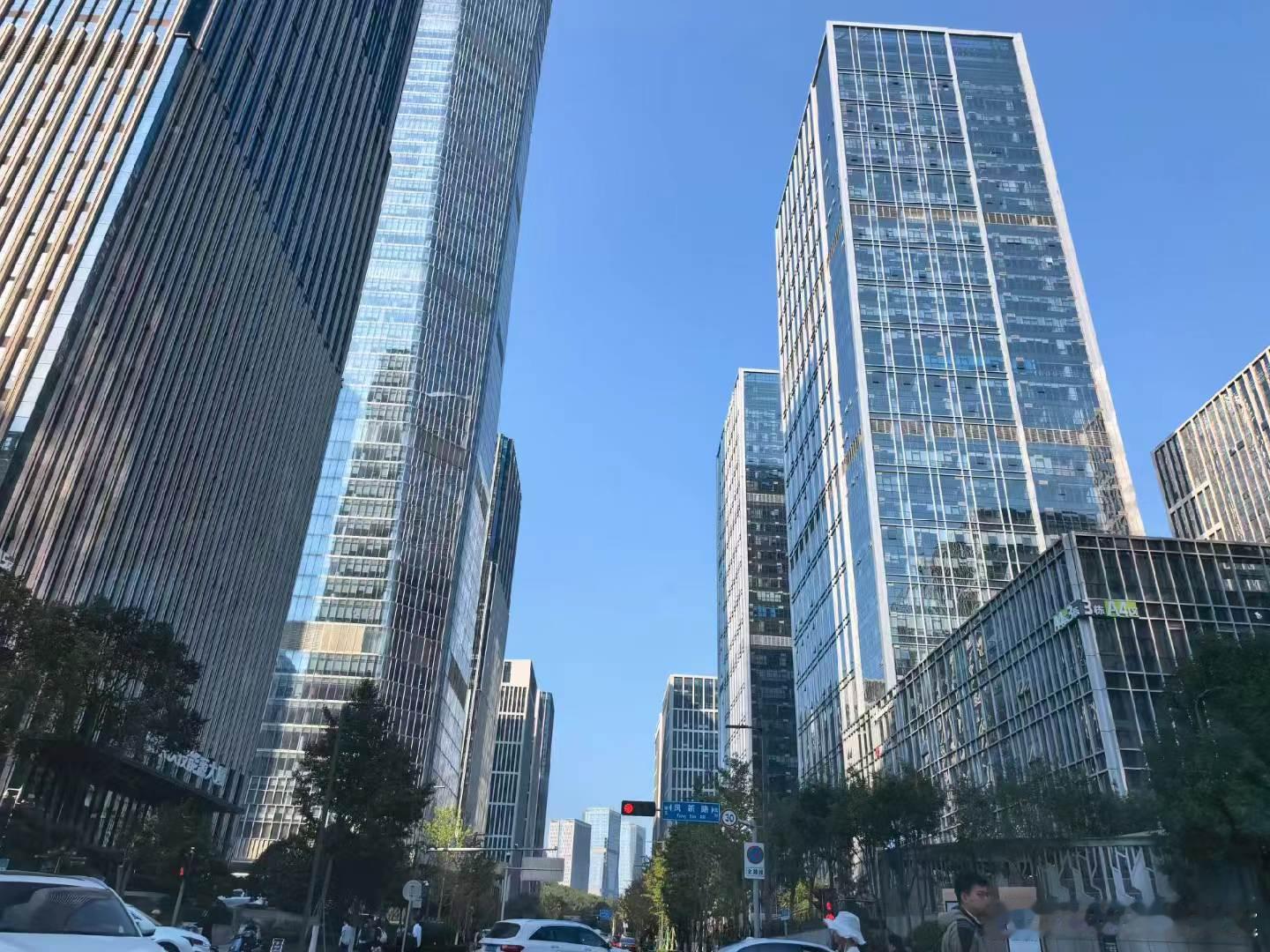 过了这个红绿灯🚥就到公司了，平时骑个电驴这个点早已坐在工位 ，享受一天里属于自