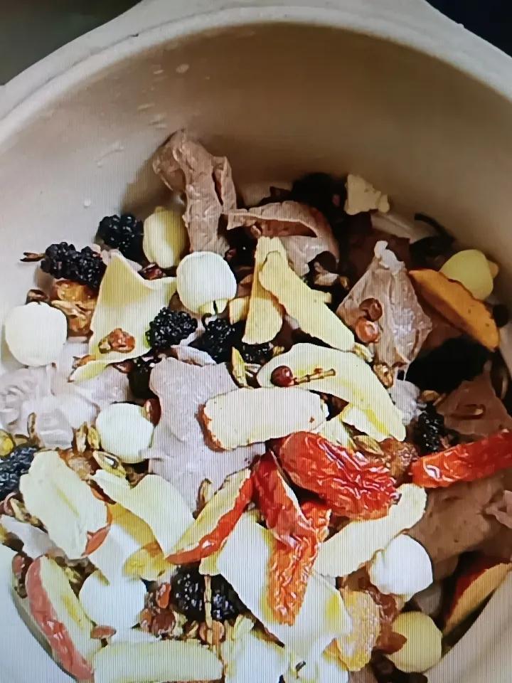 失眠真的太痛苦了，不过我有个失眠救星——酸枣仁百合汤。
酸枣仁有宁心安神的作用，