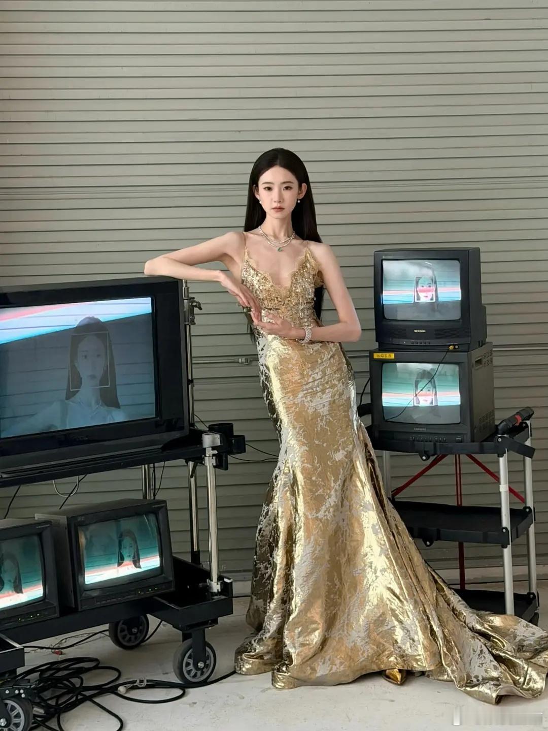 张艺凡要顶替迪丽热巴红毯女神的地位了 