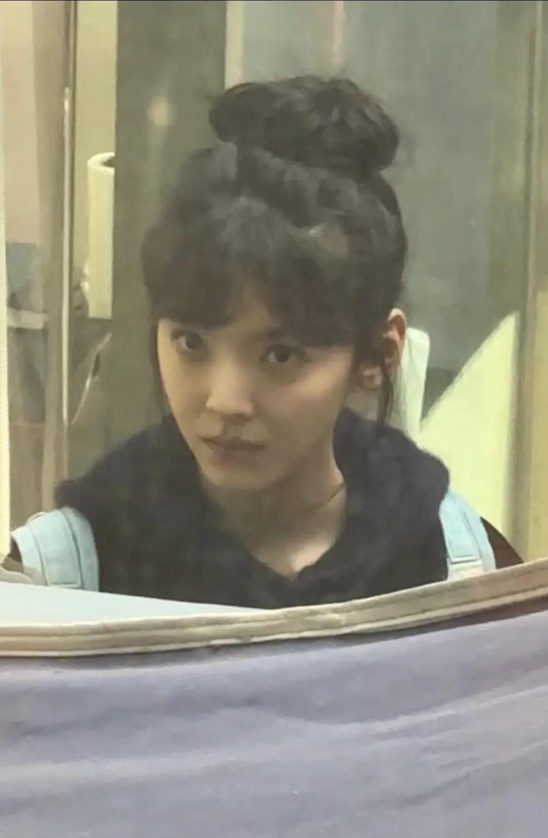 重庆解放碑偶遇《难哄》剧组在拍戏，扎着丸子头的章若楠好可爱啊！据说这部戏会在重庆