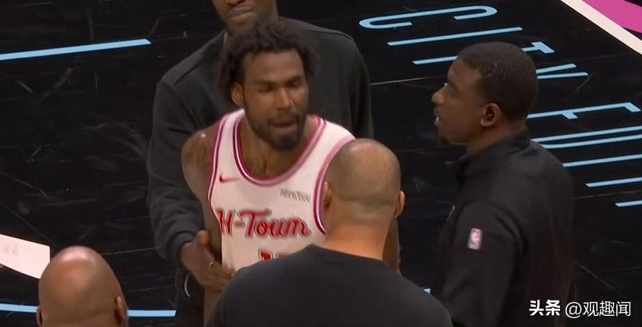 火箭热火战爆发将帅冲突，伊森怒怼乌度卡并指责卡佩拉
 
3月1日火箭客场105-