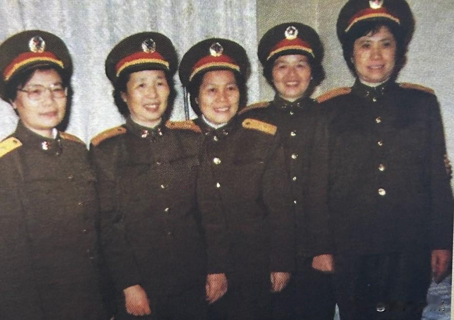 1988年9月14日，在中央军委举行的恢复军衔制后首次授衔仪式上，聂力、吴晓恒、