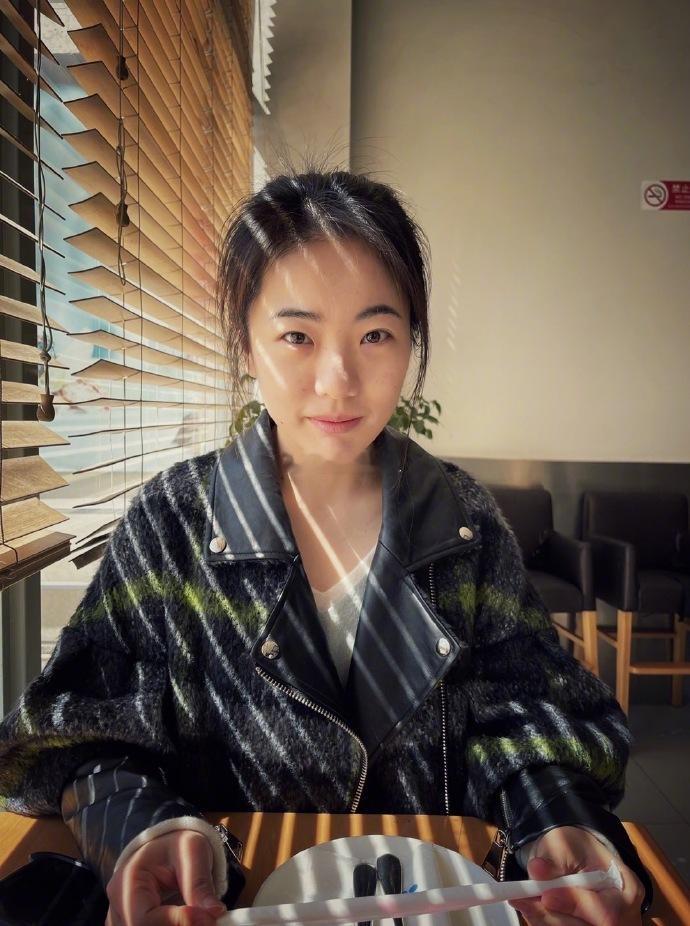 人大撤销蒋方舟硕士学位 面相有说法，蒋方舟眼神弱，桃花眼，鼻无封，神不聚气，为容