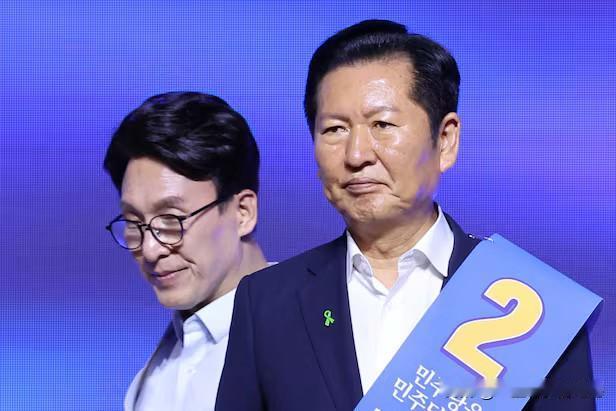 8月2日，韩国共同民主党岭南预选来到釜山主战场，郑清来、金民锡两大党首候选人围绕