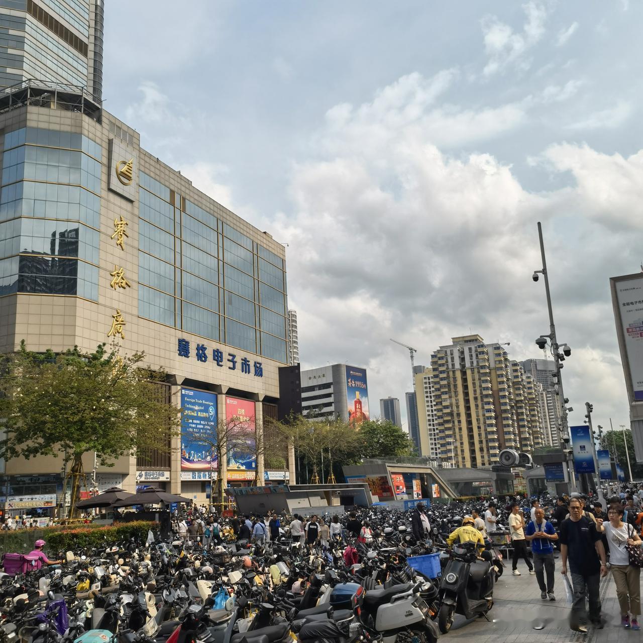 路过深圳华强北步行街，还是摆满了电动两轮车啊！密密麻麻。
上次不是说都清走了大部