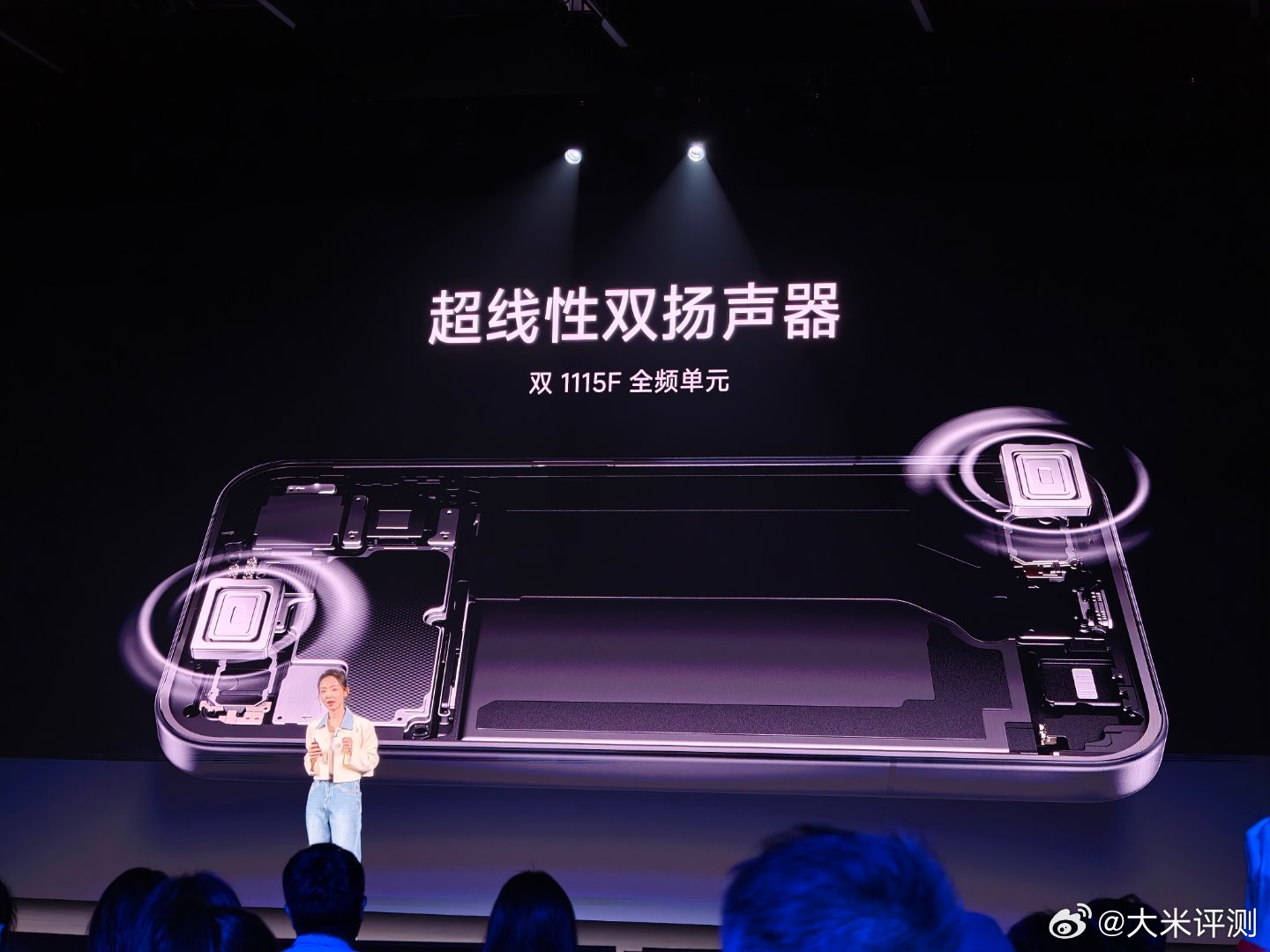 K90标准版 是双1115F立体声扬声器，搭载2.5X长焦 ​​​