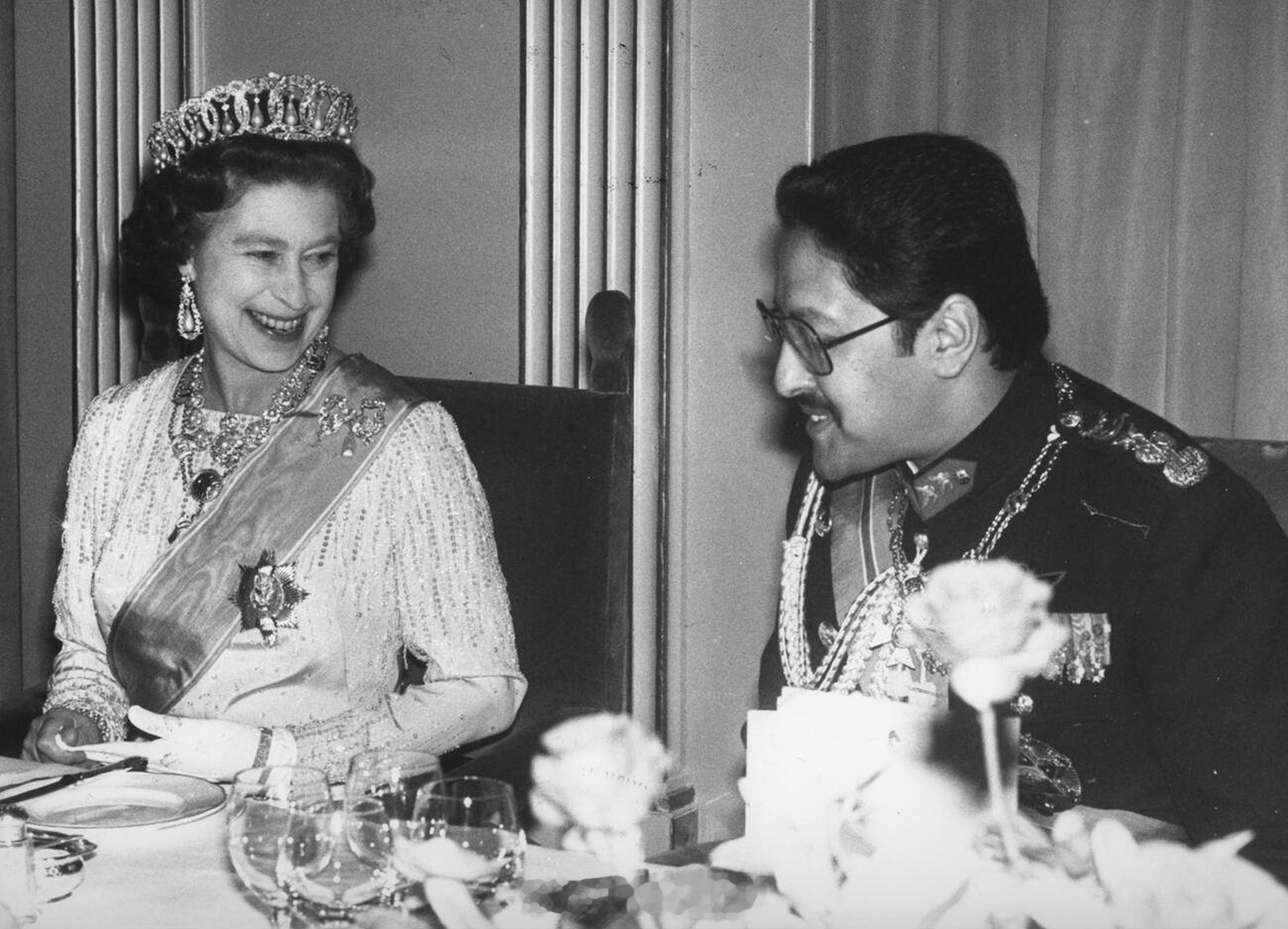 英国王室  1980年11月20日，伊丽莎白二世女王在伦敦参加尼泊尔的比兰德拉国