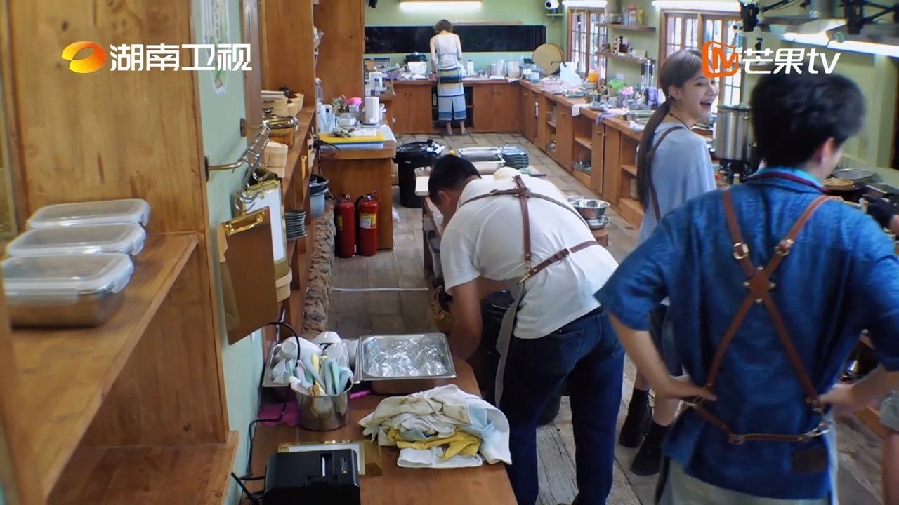 靳梦佳问王俊凯是不是去上了MBA的课王俊凯在中餐厅精准推销葡萄酒，顺利开单成交。