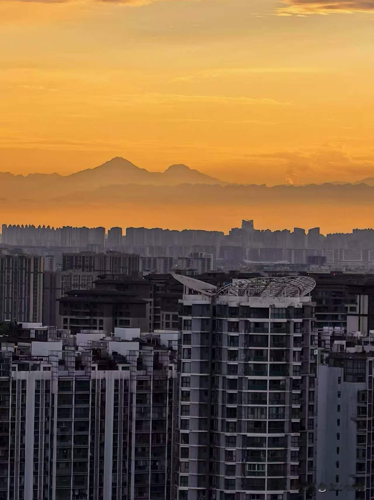 雨后蓉城，晚霞漫天，
夕照西嶺，霞光万道！
成都市老年人协会摄影专委会
图文原创