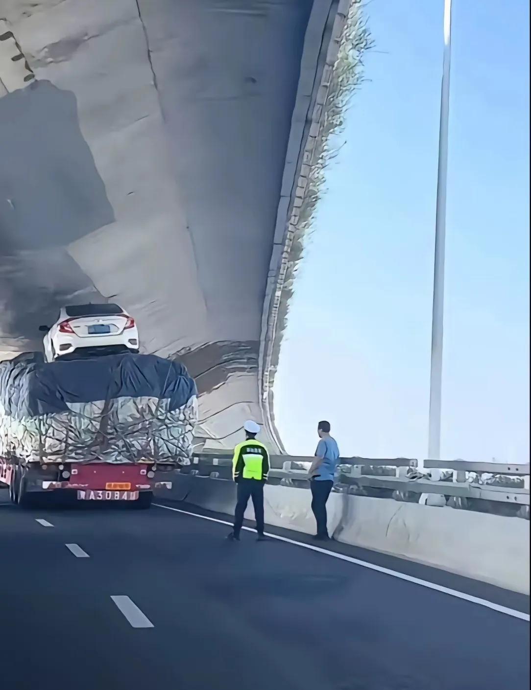交警：给你驾照加两分，你再给我开一遍看看呢