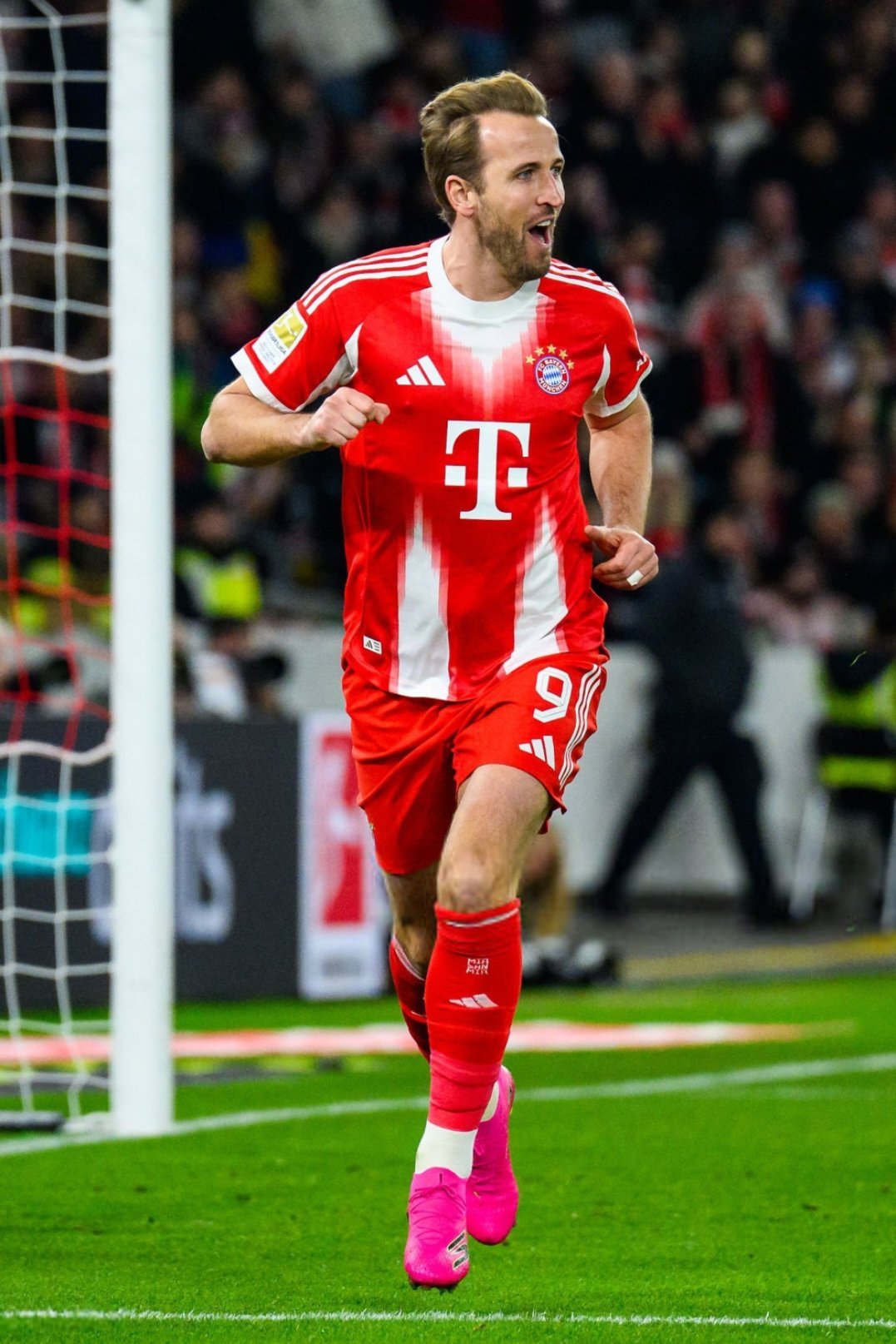 凯恩在76场德甲比赛中已经上演了10次帽子戏法。历史上，只有盖德穆勒（32次）、