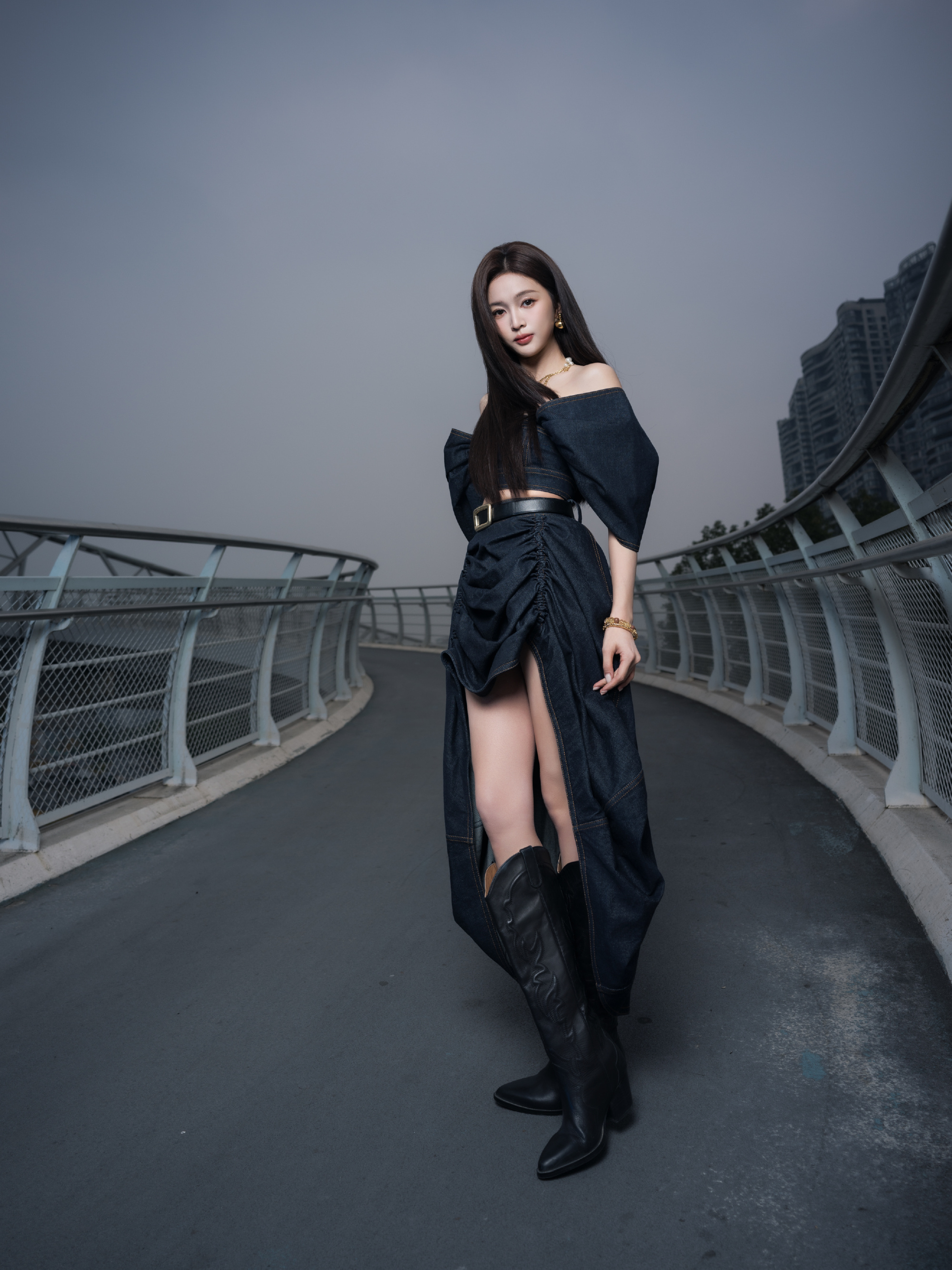 吴宣仪滥俗的歌舞台 吴宣仪今日黑裙大长腿造型，真是又酷又美的小选。吴宣仪