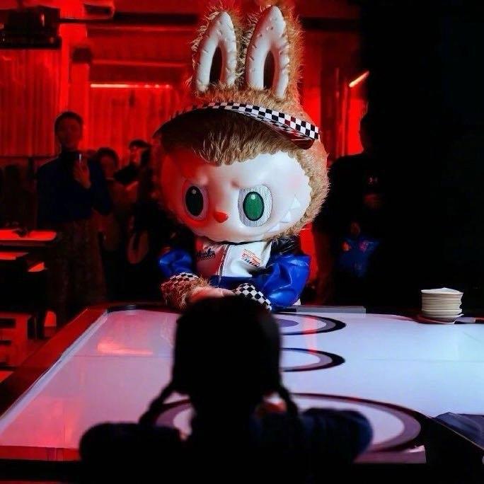 最近泡泡玛特又成了大家茶余饭后的热门话题，不过这次不是因为排队抢购，而是被“五折