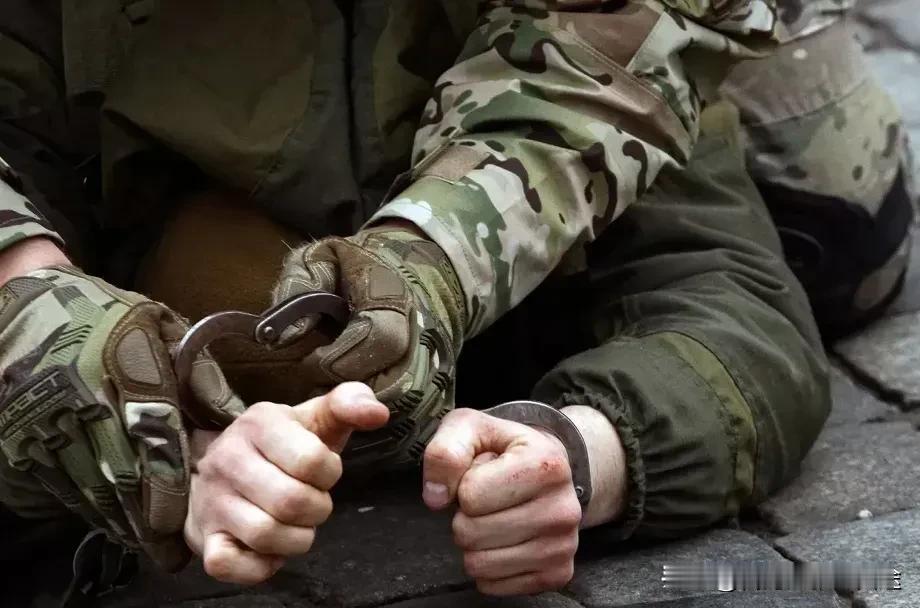 3名乌男子藏卡车液压舱逃兵役被抓！每人8000美元“买命”，泽连斯基急了？
 