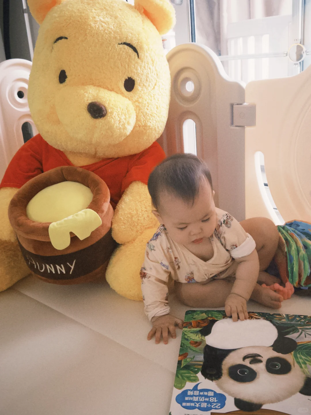 和她最好的朋友一起看书📖