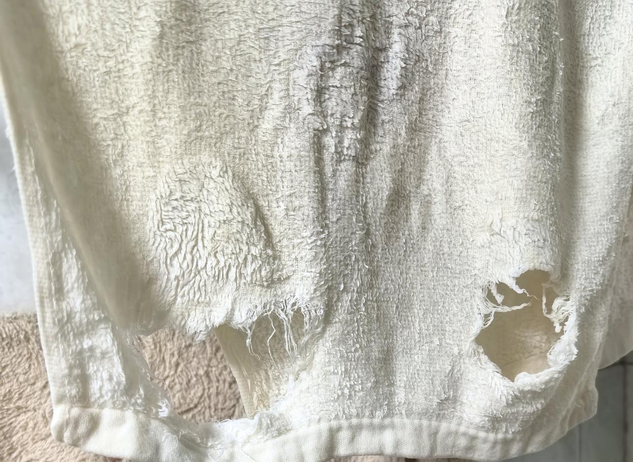 告诉大家一个秘密，毛巾都是从两头开始坏的，绝对没有先中间破洞的。