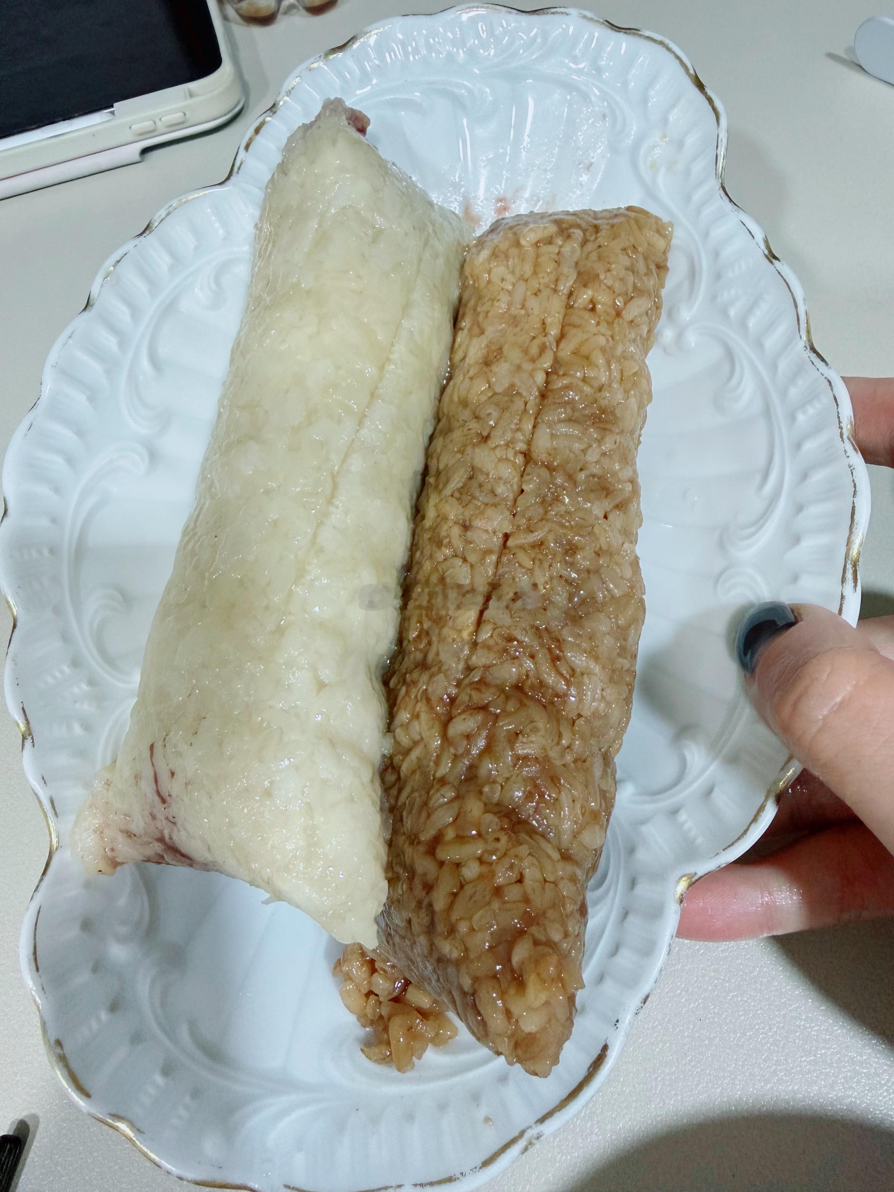 端午就得吃粽子不会包三角形的粽子那就长条凑活吧我一个北方人就爱吃咸蛋黄鲜肉粽对甜