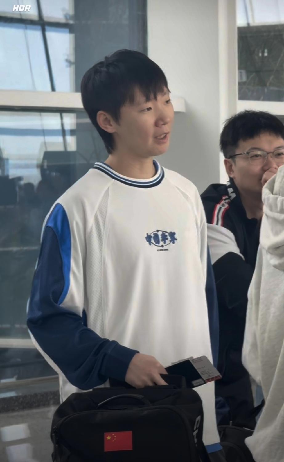 王曼昱今日下午现身成都天府机场，办理手续与国乒团队一起飞往澳门参加澳门世界杯比赛