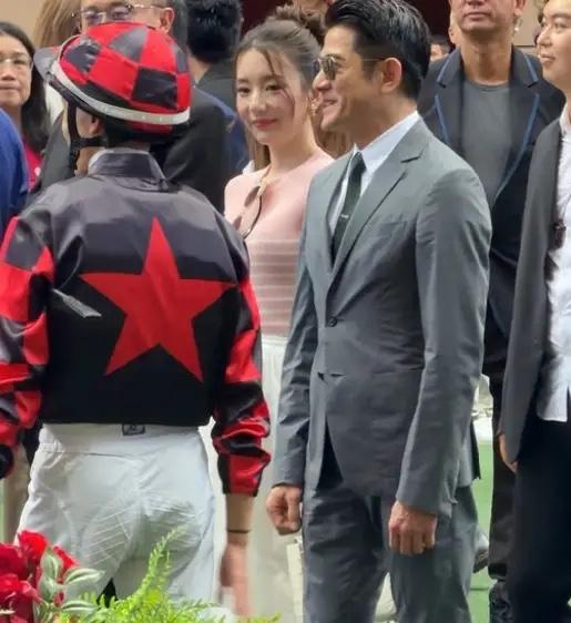 郭富城方媛夫妇带着两个女儿去沙田马场看回归赛马日，小女儿则是在家休息！

现场的