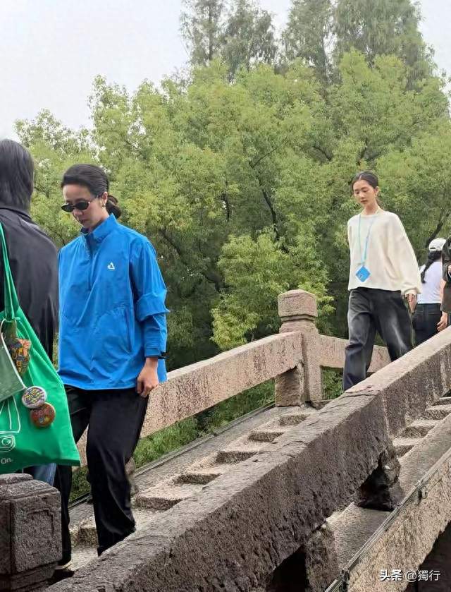乌镇偶遇孙莉母女！黄多多生图状态惊艳，终于懂什么叫天生美人