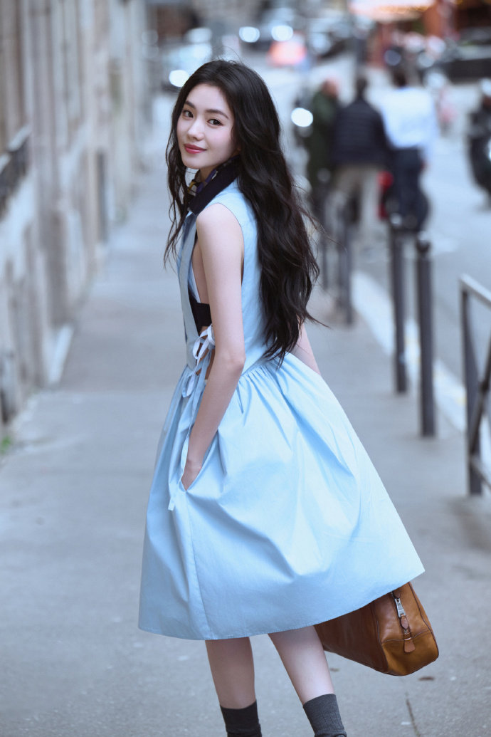 刘浩存巴黎街头随拍 刘浩存洒脱步履乘一阵午后轻风 刘浩存巴黎街头随拍，刘浩存洒脱