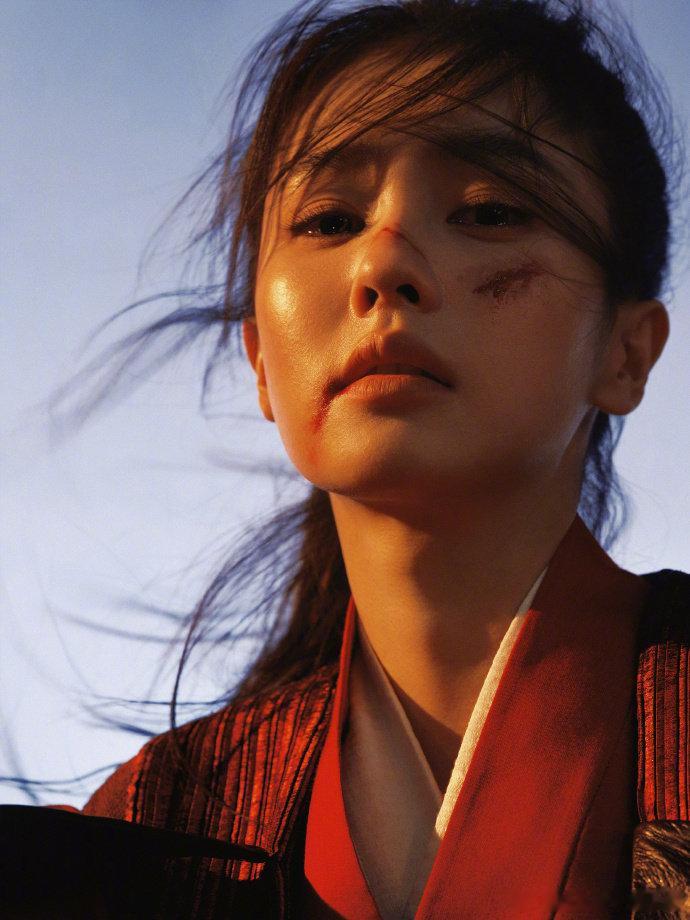 白鹿新身份给大家拜年 白鹿在《唐宫奇案》里的新身份太带感了，饰演的县长女官李佩仪