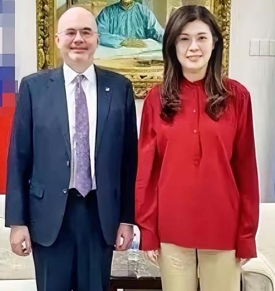 其实郑丽文关于军购案的论述一直是自相矛盾的，一方面，郑丽文不断强调要对军购进行颠