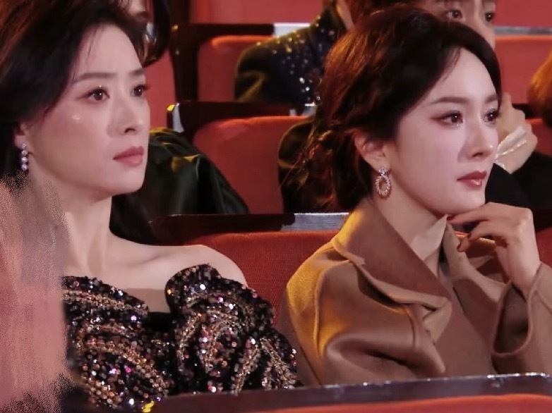 妈呀 蒋欣杨幂坐一起这画面太美了。。。好权威的两张脸🥹🥹微博视界大会微博视界