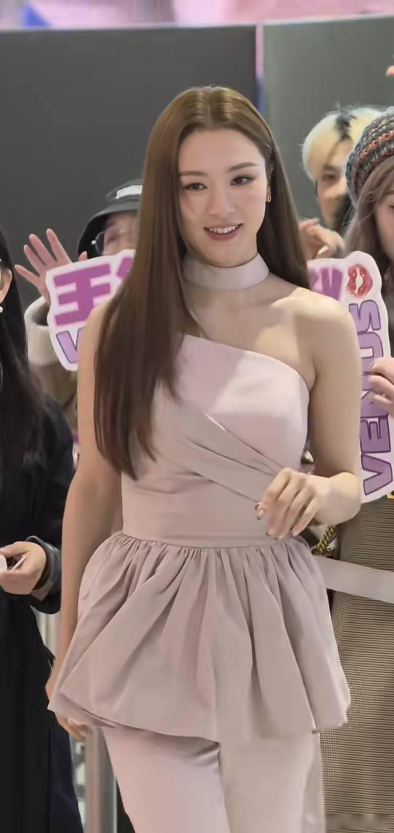 王敏奕化身迷人Pink Lady　露肩大騷鎖骨線條.藝人王敏奕昨日（3日）以品牌