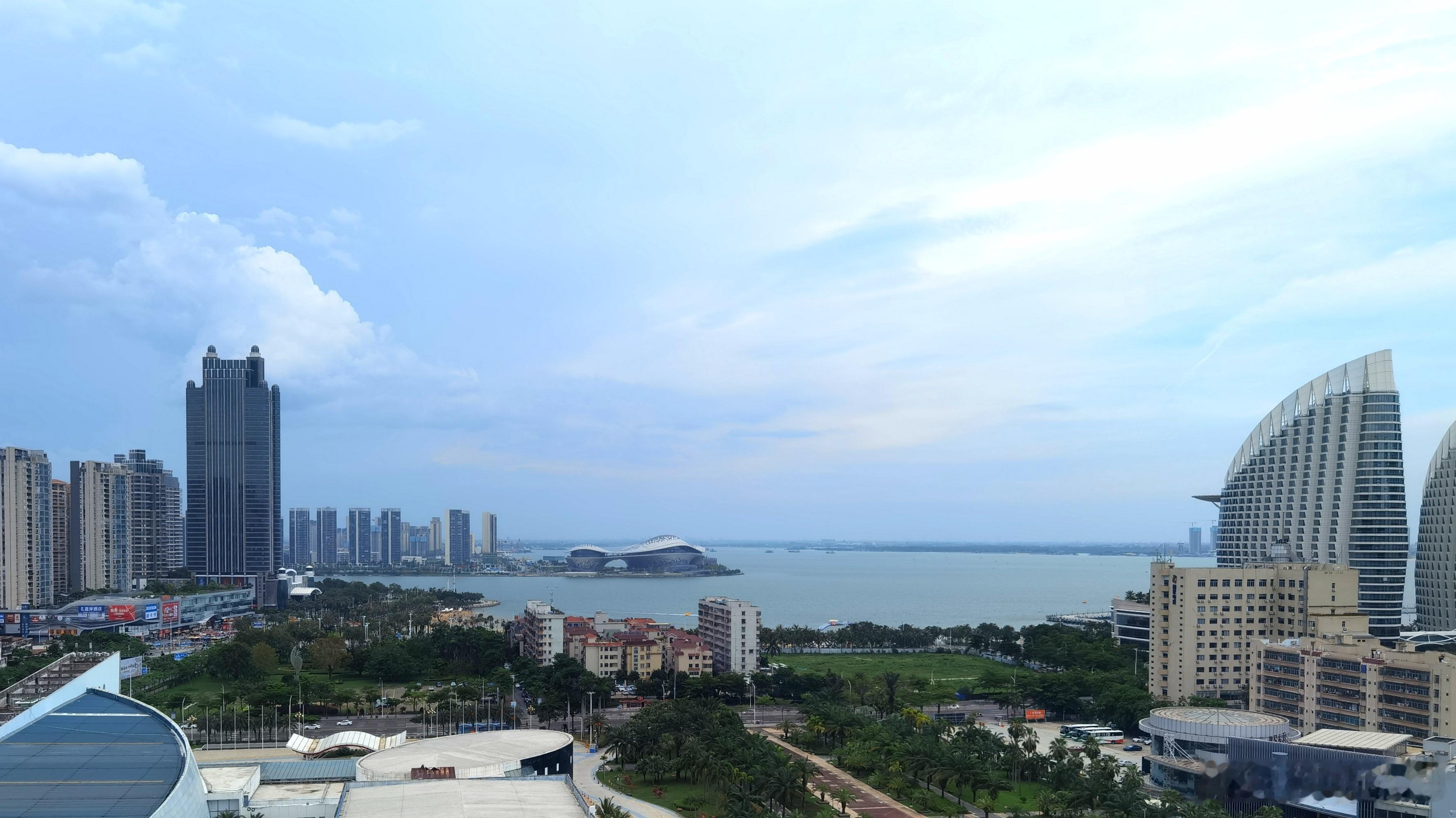 你好，湛江！每次都是“路过”，这次算是“专程”。远眺湛江水道和文化中心，果然别称