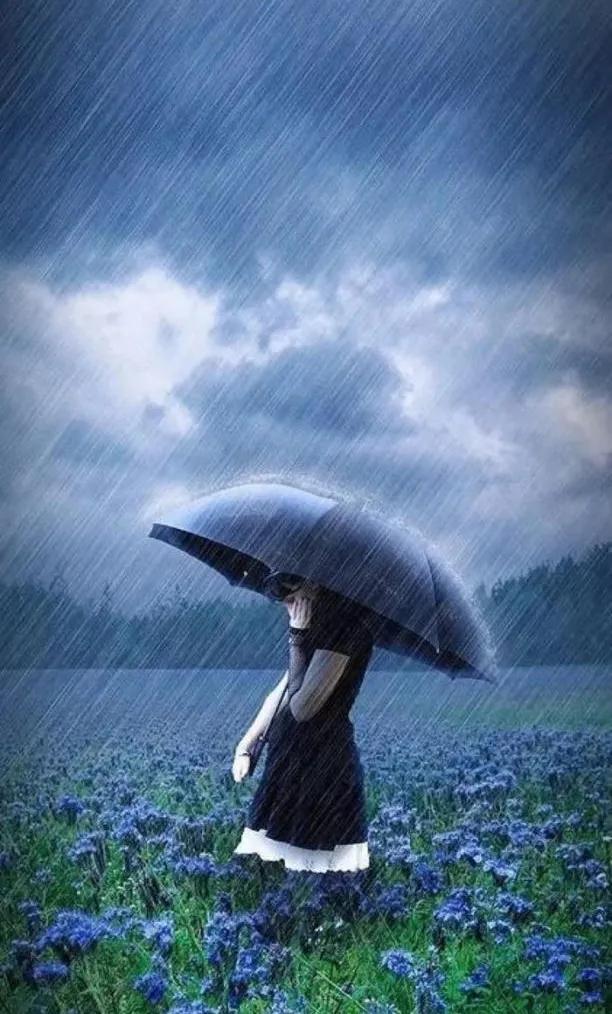 上联：苍天有泪是风雨；
下联：？？？