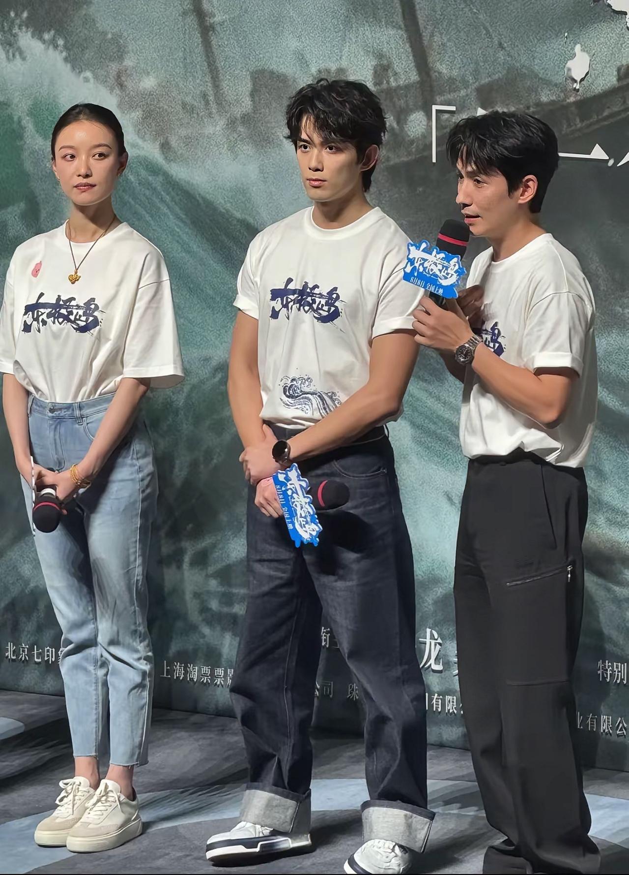 近日，朱一龙、吴磊与倪妮现身北京，参加电影《东极岛》首映礼上的画面。

朱一龙与