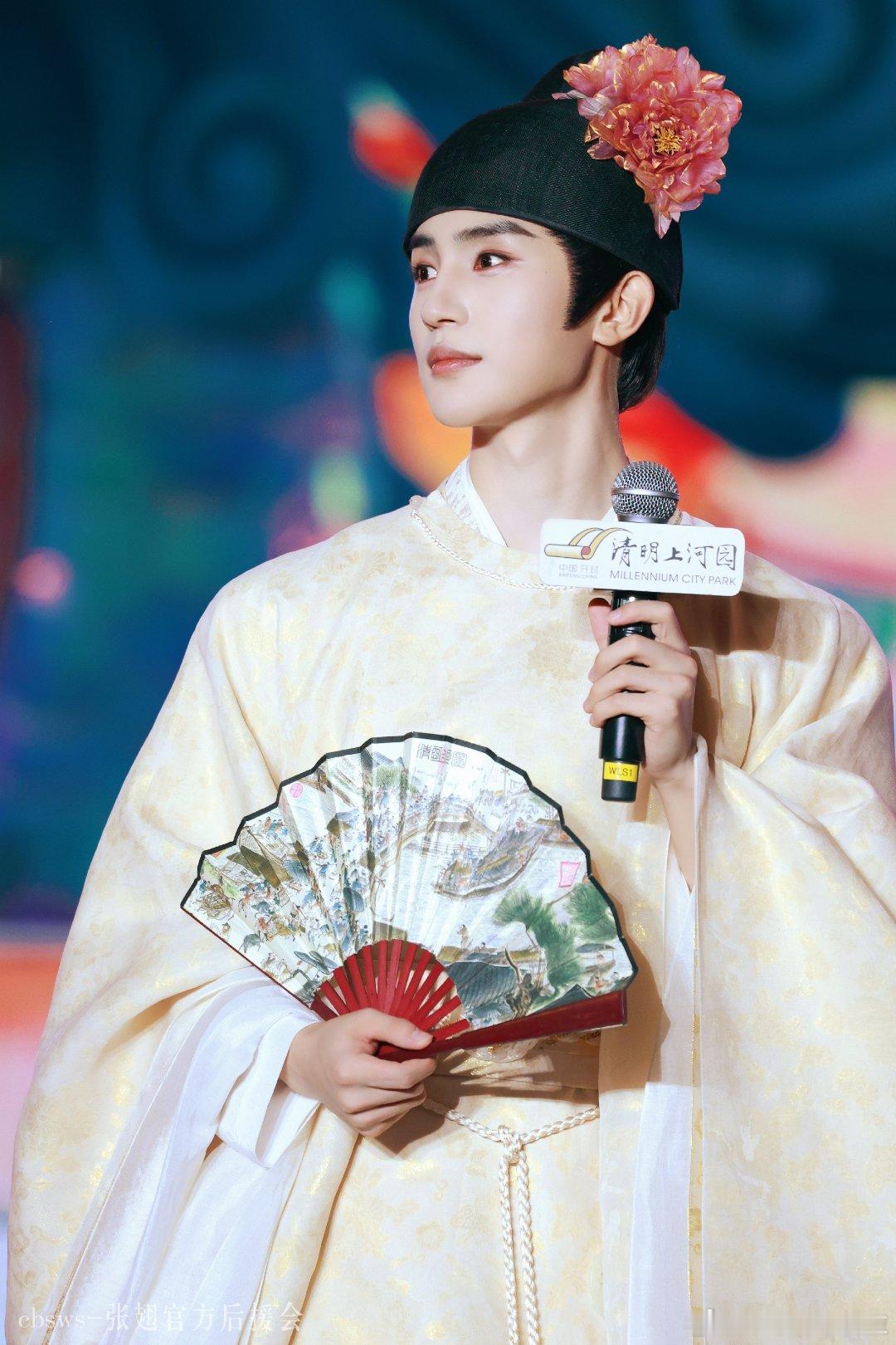 演员张翅 zc张翅 青春的定义是朝阳日落，是少年走向阳光脚印”  "𝓣𝓱𝓮