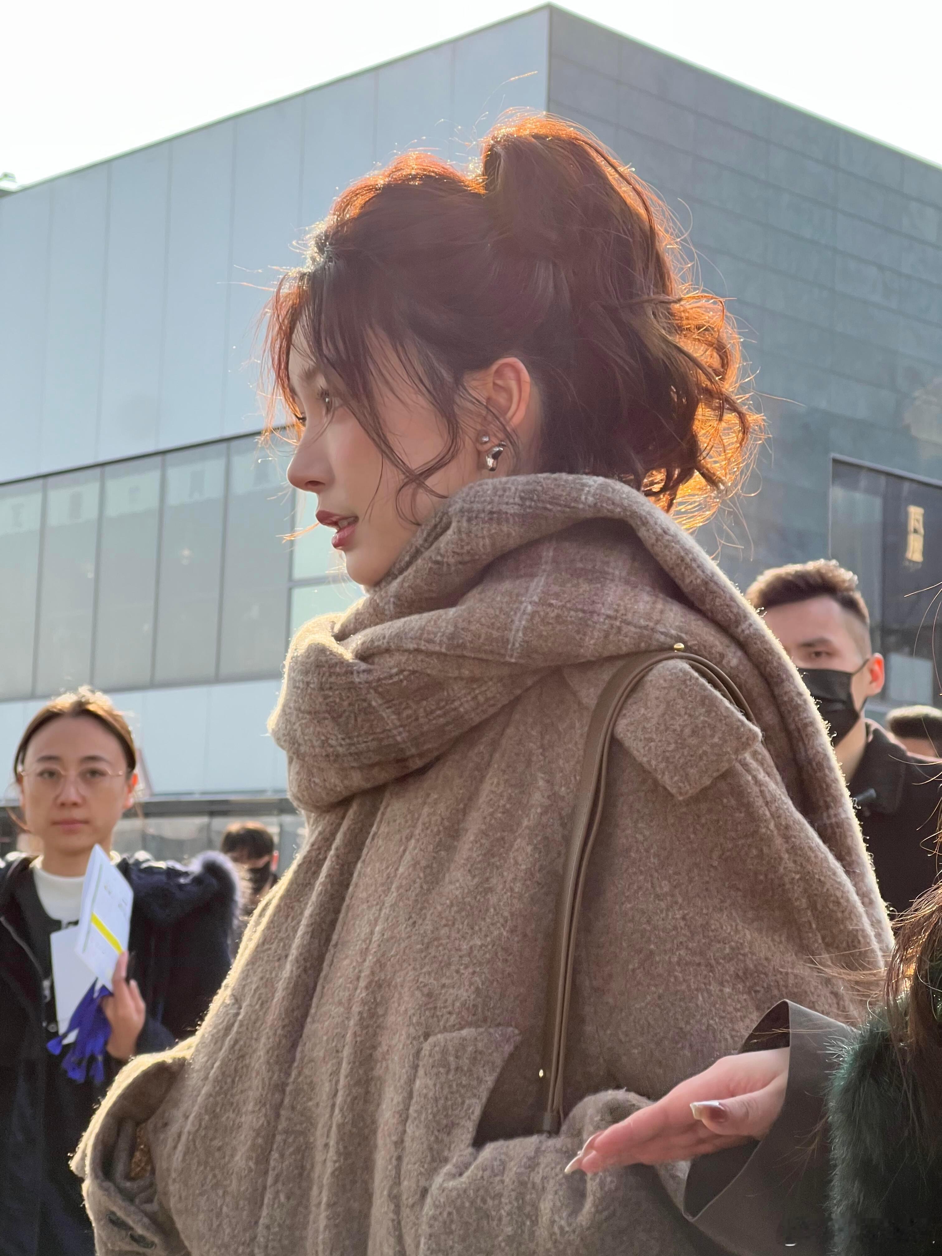 易梦玲一身巴宝莉，穿搭时尚度绝了。 