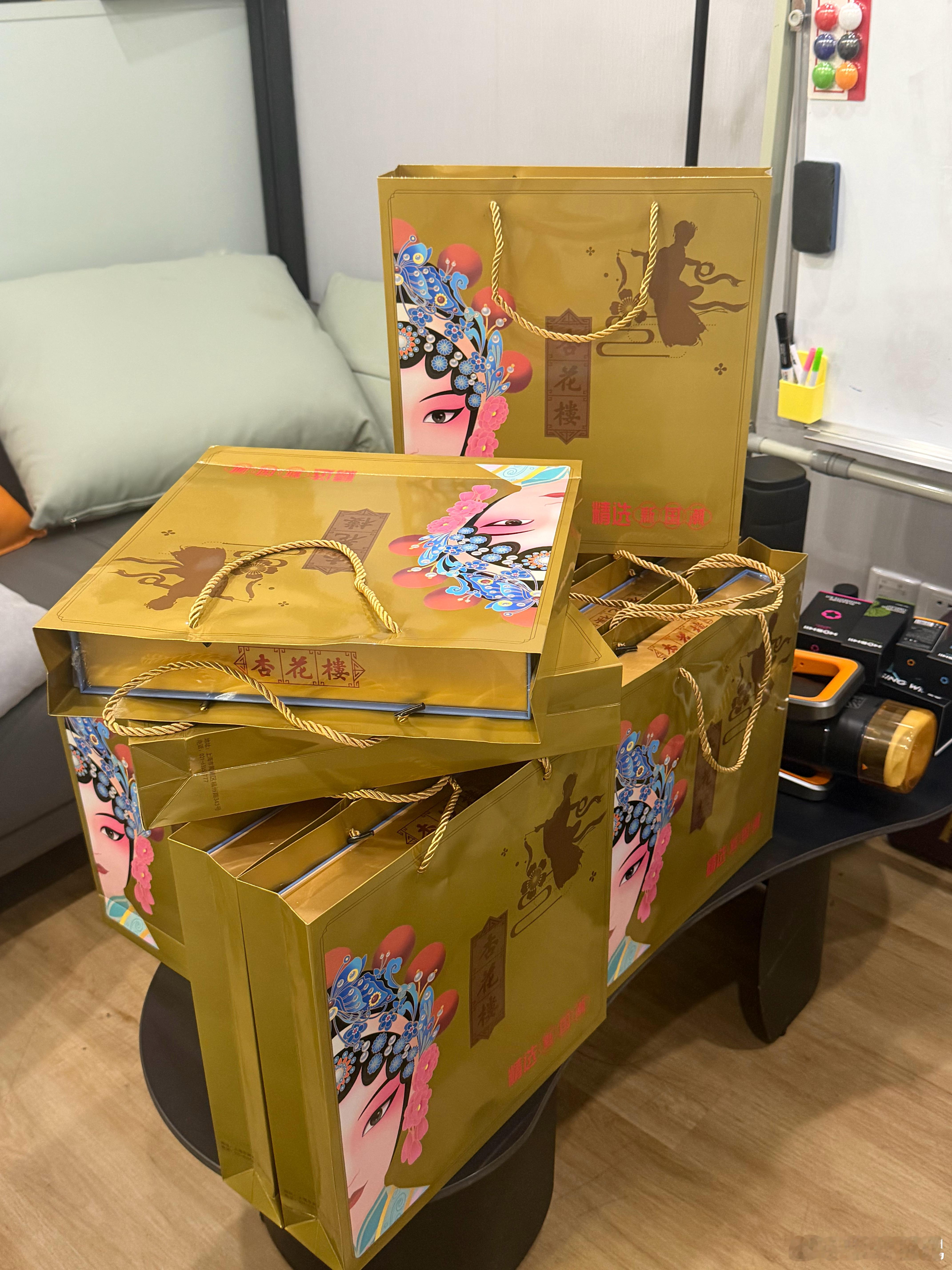今天给大家发月饼了去年发的是美心，今年发杏花楼了比起那些花里胡哨的，果然还是好吃