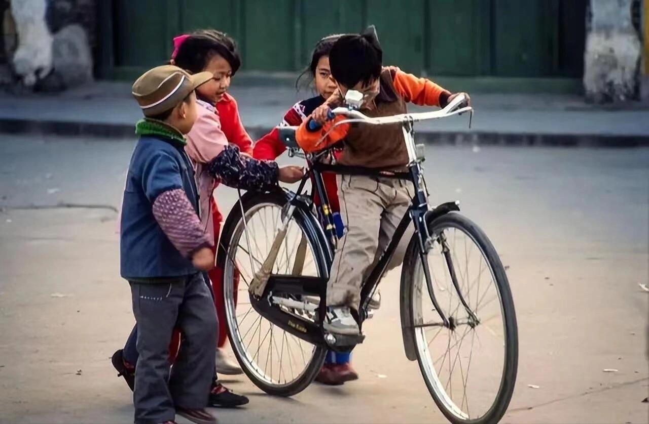 东亚小孩九件套：束缚天性，压制情绪，无视需求，讨好人格，苦难教育，不停攀比，功利