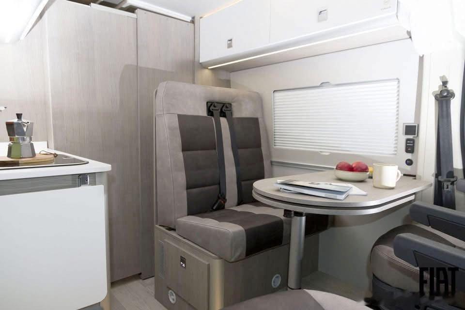 大幅增加了活动空间，但是好像没有固定马桶了，也可能隐藏起来了？如果能解决洗澡水喷