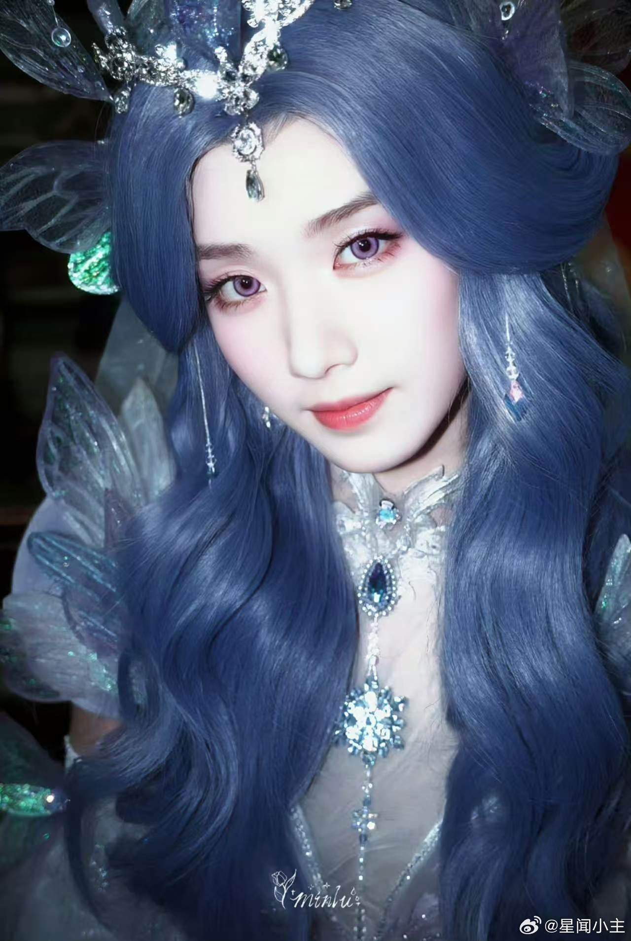 卢昱晓白切黑还在发力不同镜头下的卢昱晓梦幻 cos 婚礼现场也太有氛围感了！全员